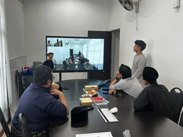 AI smartboard for masjid camera with auto voice tracking during a meeting at Masjid At-Taqwa, deployed by Israk Solutions