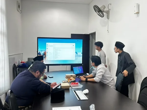 Wireless screen sharing from a laptop to the AI smartboard for masjid at Masjid At-Taqwa, deployed by Israk Solutions