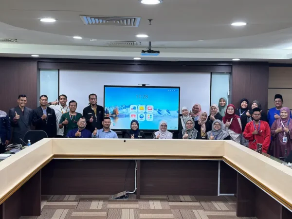 Arvia AI Smartboard TVET: Proven 2-in-1 Classroom