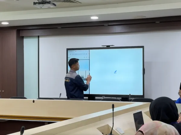 Lecturer using touch annotation on the Arvia AI Smartboard in a TVET classroom