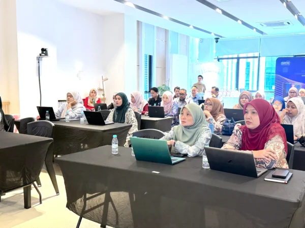 TMK and TVET Putrajaya teachers participating in hands-on AI and 3D training by Arvia