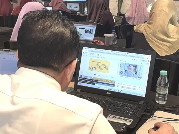 Teachers focused during the AI Class at Arvia AI Training JPWPP Putrajaya