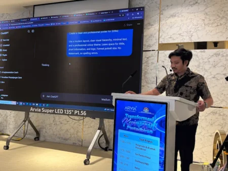 Guru Penolong Kanan Pentadbiran WP Putrajaya focused on hands-on AI learning at Arvia DELIMa 3.0 AI Training Putrajaya