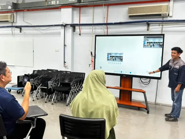 Arvia Device Management System dashboard managing Arvia Smartboard UniKL Kulim units, via Israk Solutions