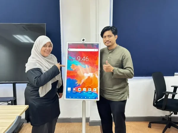 Staff SIRIM Berhad Johor with Arvia FlipTouch at the office