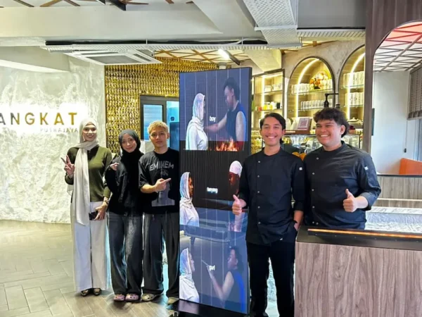 israk-arvia-led-poster-changkat-cafe-putrajaya-display-002
