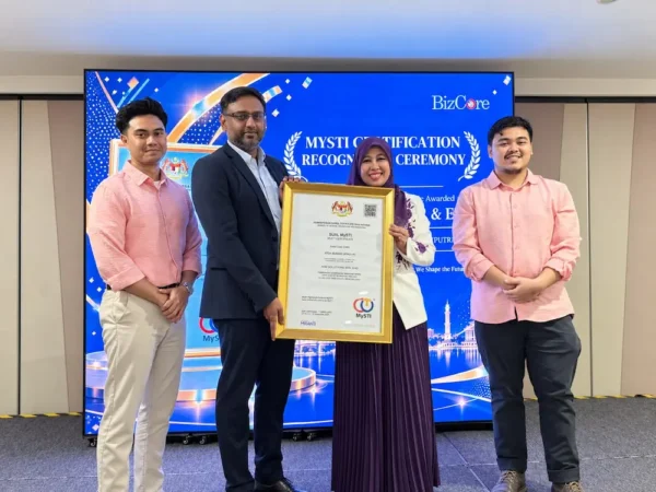 Arvia Solutions receiving MYSTI certificate from MOSTI for Arvia MYSTI Recognition Israk of Bizcore ERP and CRM