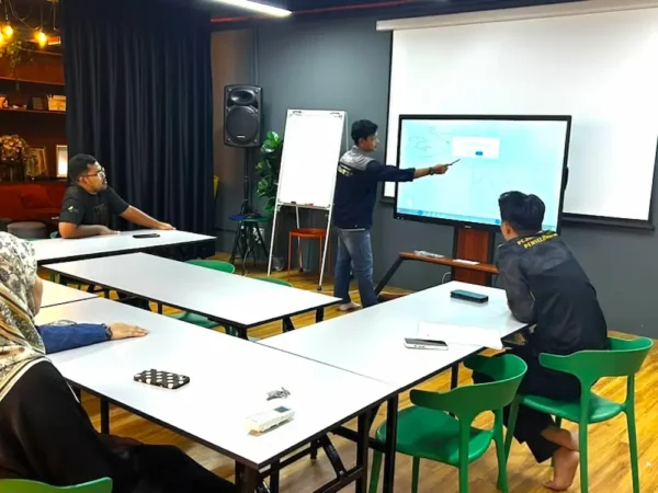Paparan dekat skrin sentuh Smartboard AI Arvia di bilik mesyuarat Kausar Wealth Management Kota Damansara