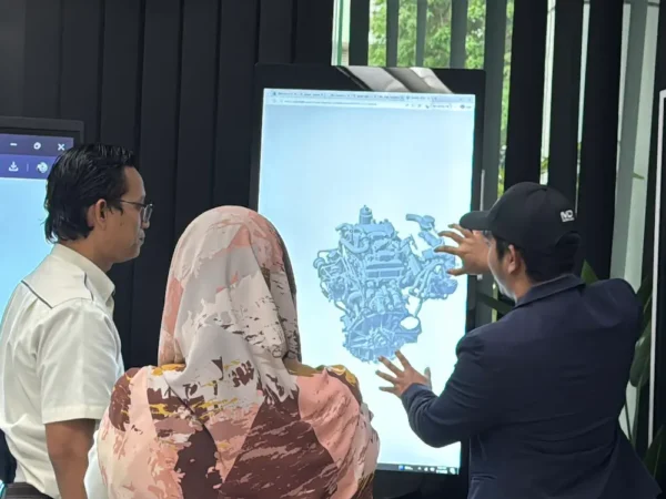 Smartboard AI Arvia displaying 3D avatar during AI training at Perodua Rawang via Israk Solutions