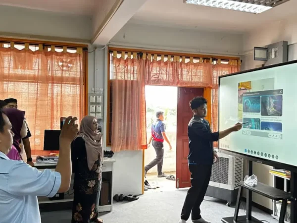 Team Arvia demonstrating Arvia Smartboard AI SMK Syed Mohamed Al Bukhary drag and drop image search from Google on the Arvia Board, set up by Israk Solutions