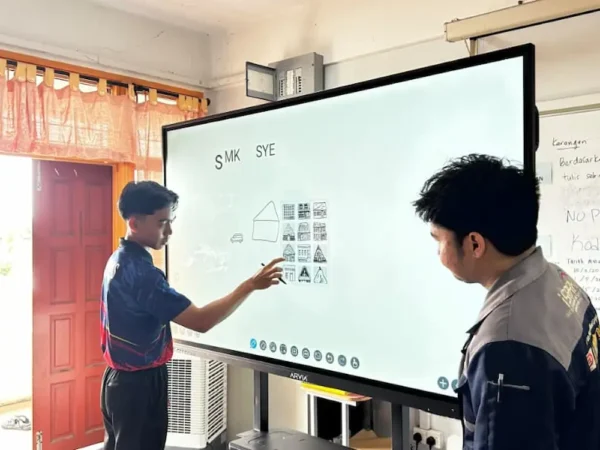 Cikgu at SMK Syed Mohamed Al Bukhary trying out Smartboard AI Arvia