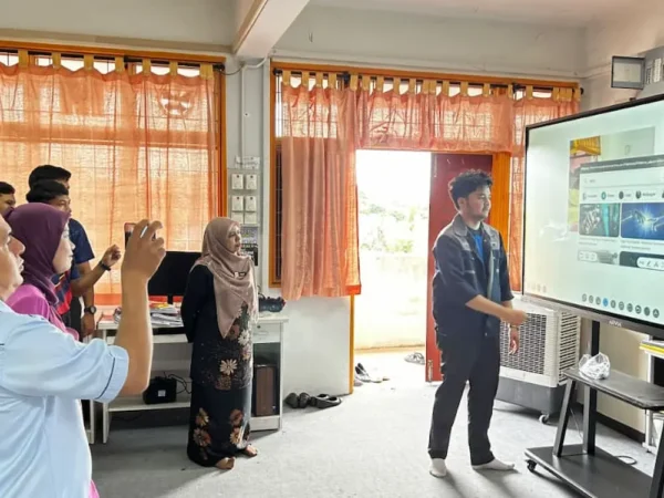 Searching a keyword on Arvia Board and directing it to Google on Smartboard AI Arvia SMK Syed Mohamed Al Bukhary