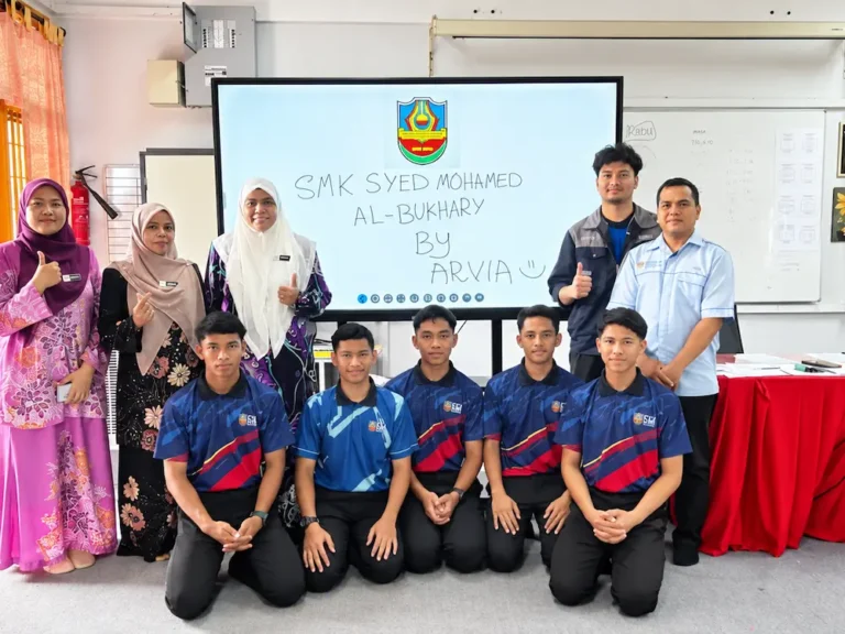 Alt: Team Arvia with staff at SMK Syed Mohamed Al Bukhary, Alor Star, Kedah
