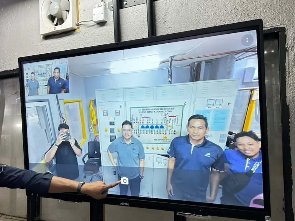 Arvia Smartboard Ai Bernas Kedah Arvia team shares Arvia Smartboard AI BERNAS Kedah built-in camera for hybrid meetings