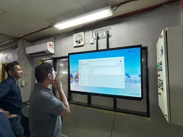 BERNAS staff trying out Arvia Smartboard AI BERNAS Kedah