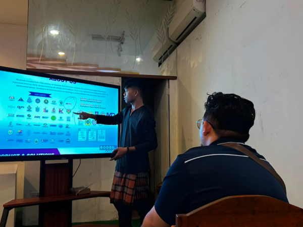 Arvia team demonstrating slide presentation and annotation on Arvia Smartboard AI at BERNAS via Israk Solutions