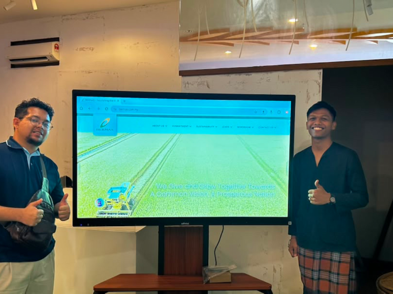 Arvia Smartboard AI BERNAS team with the 65-inch smart meeting room unit