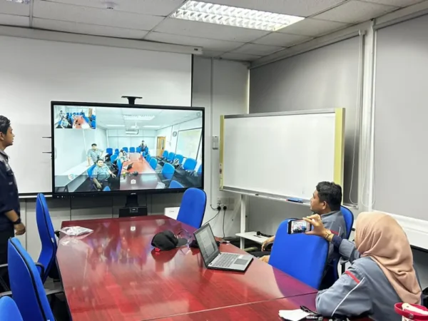 Built-in camera with AI auto tracking voice on Arvia Smartboard AI JTEKT Automotive for hybrid meetings
