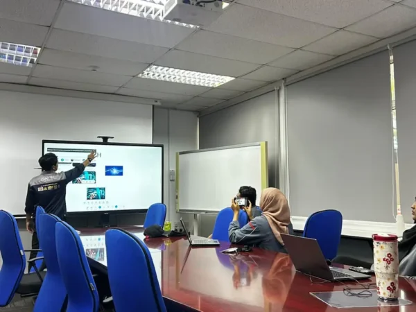 Instant Google search and drag and drop feature on Arvia Smartboard AI at JTEKT Automotive