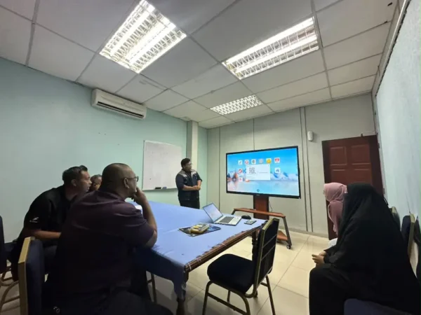 Team Arvia training instant file transfer using Arvia Smartboard AI at BERNAS Jitra, Kedah