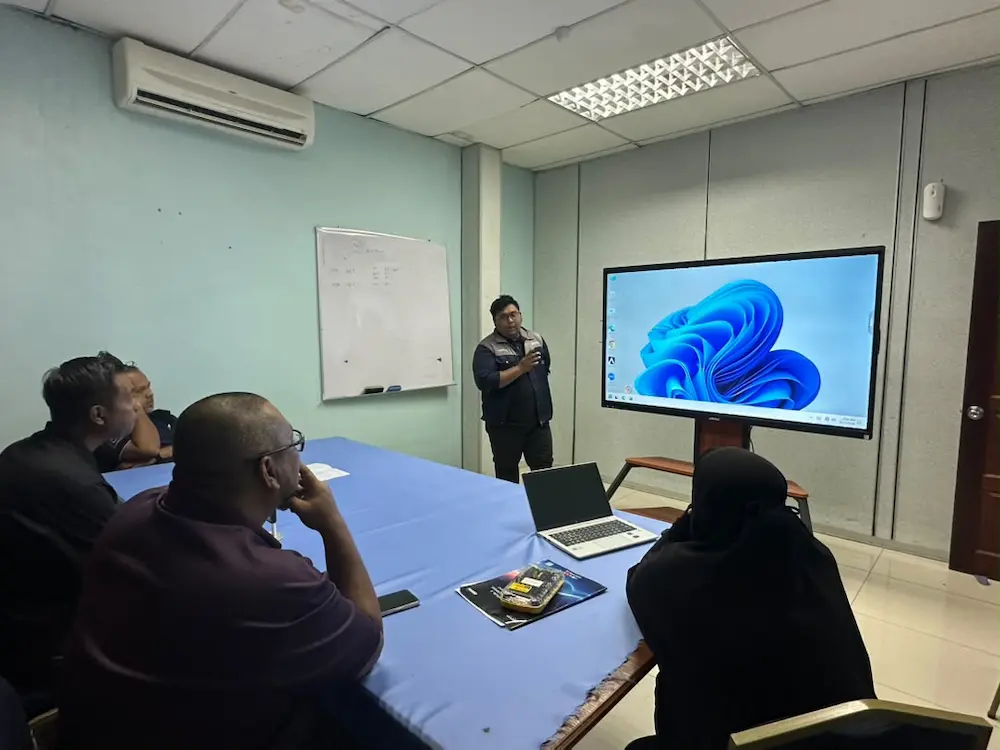 Arvia Smartboard Ai Kedah: Proven 2026 Upgrade Team Arvia demonstrating Windows and Android on Arvia Smartboard AI Kedah at BERNAS Jitra, set up by Israk Solutions
