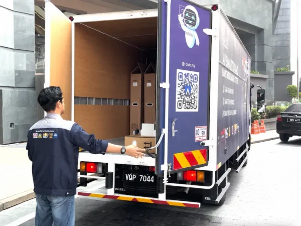 Arvia delivery lorry carrying 8 units of Arvia Smartboard AI Kementerian Digital