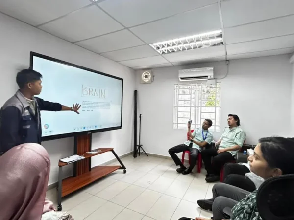 Arvia team explaining AI features on Smartboard AI Arvia