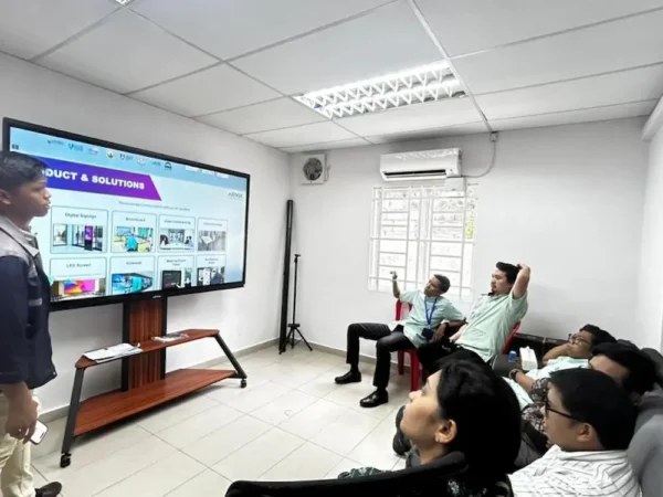 Arvia Smartboard AI KKM Segambut training session with clinic staff