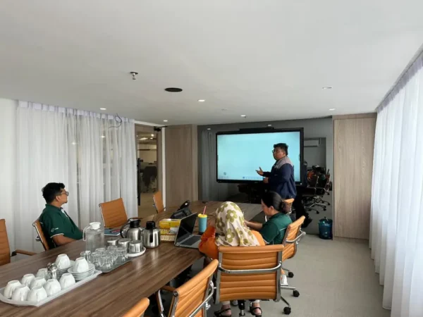 Arvia Smartboard AI KLK Retail Centre training session with staff