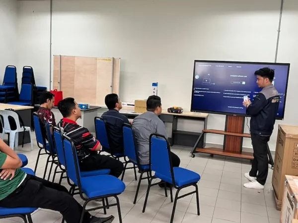 Arvia training Kolej Vokasional Tanjung Puteri staff on wireless screen sharing to Arvia Smartboard AI