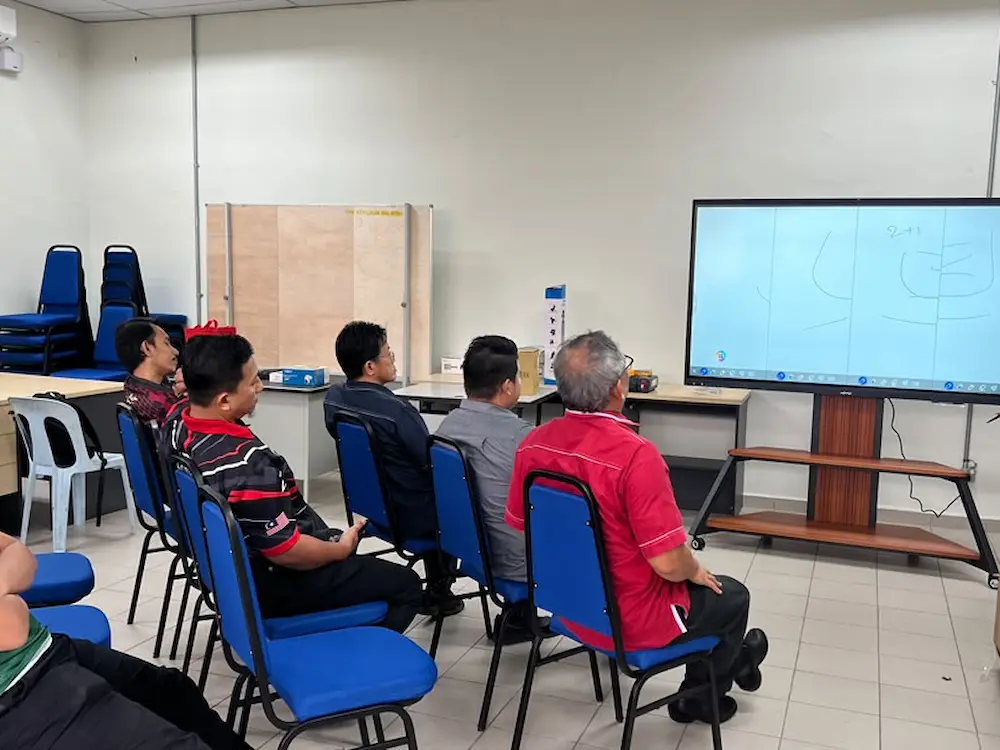 Arvia Smartboard Ai Kolej Vokasional Tanjung Puteri Upgrade Arvia explaining split screen on Arvia Smartboard AI KV Tanjung Puteri for student presentations, set up by Israk Solutions