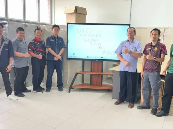 Arvia team with Kolej Vokasional Tanjung Puteri staff, set up by Israk Solutions