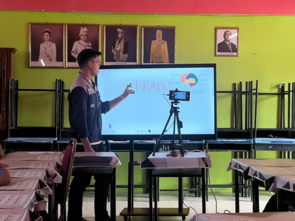 AI assistant feature on Arvia Smartboard AI Maahad Al Islah supporting religious studies lessons