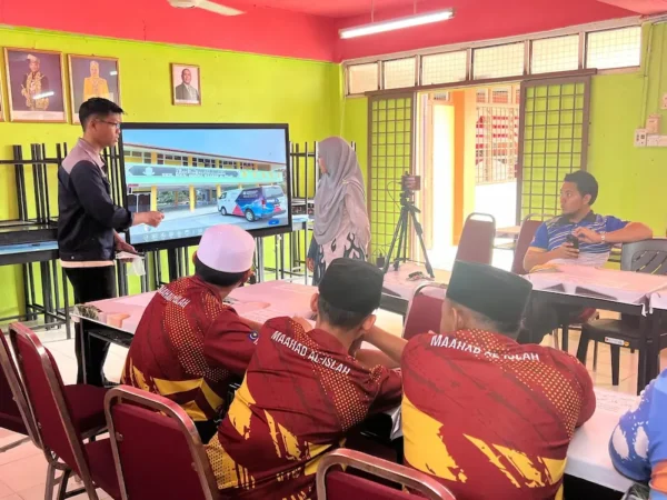 Wireless screen sharing on Arvia Smartboard AI Maahad Al Islah used for staff meetings