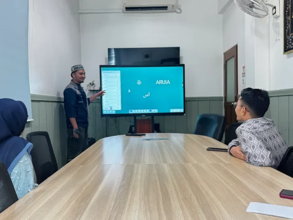 martboard AI Arvia digunakan semasa kelas pengajian di Masjid Seksyen 7, disokong rangkaian Israk Solutions