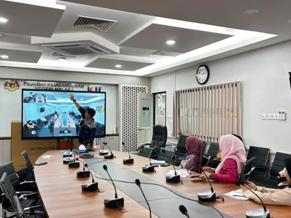 Arvia Smartboard AI built-in AI tracking voice camera