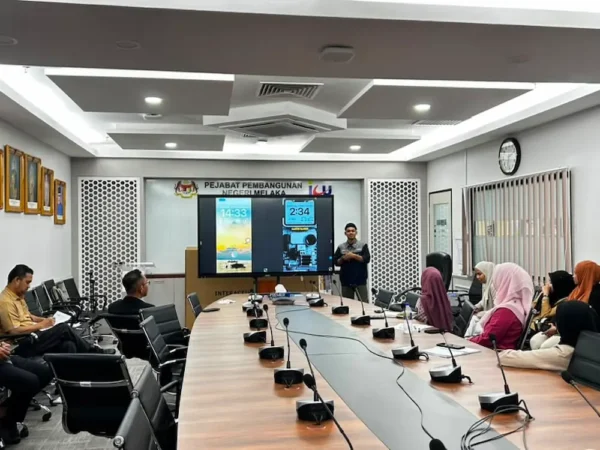Arvia Smartboard AI Melaka screen sharing from 4 devices simultaneously