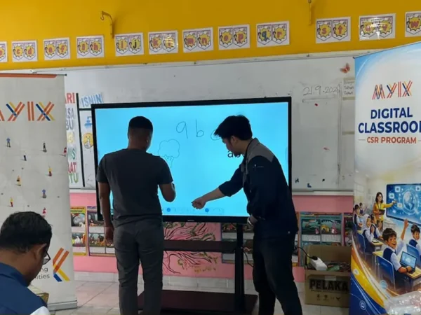 Cikgu testing Arvia Smartboard AI at SK Pos Brooke