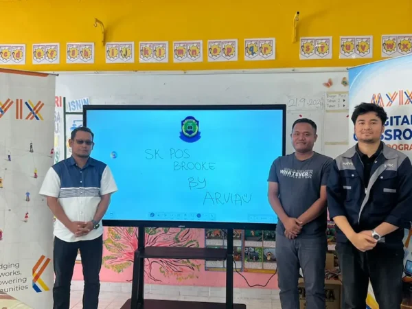 Team Arvia with cikgu at Arvia Smartboard AI SK Pos Brooke installation