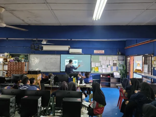 Team Arvia demonstrating Arvia Smartboard AI SMK Mergong Kedah drag and drop image search from Google on the Arvia Board, set up by Israk Solutions