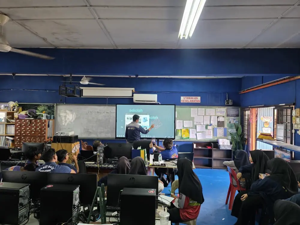 Arvia Smartboard Ai Smk Mergong Kedah: Proven 2026 Upgrade Team Arvia demonstrating Arvia Smartboard AI SMK Mergong Kedah drag and drop image search from Google on the Arvia Board, set up by Israk Solutions