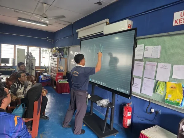 Teacher trying out Arvia Smartboard AI at SMK Mergong, Kedah