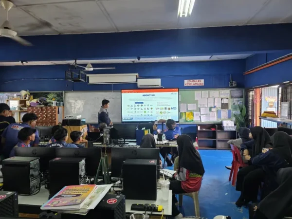 Team Arvia introducing Arvia company to SMK Mergong staff