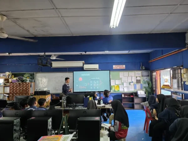 Team Arvia teaching students and teachers at SMK Mergong on Arvia Smartboard AI