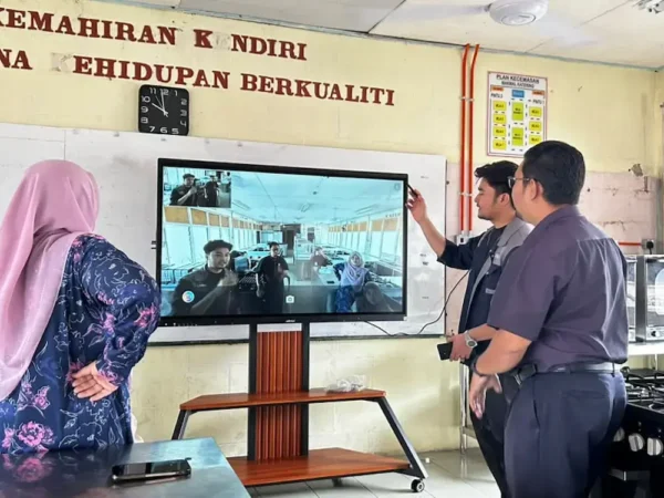AI voice tracking camera built into Arvia Smartboard AI SMK Tunku Abdul Malik for hybrid meetings, set up by Israk Solutions