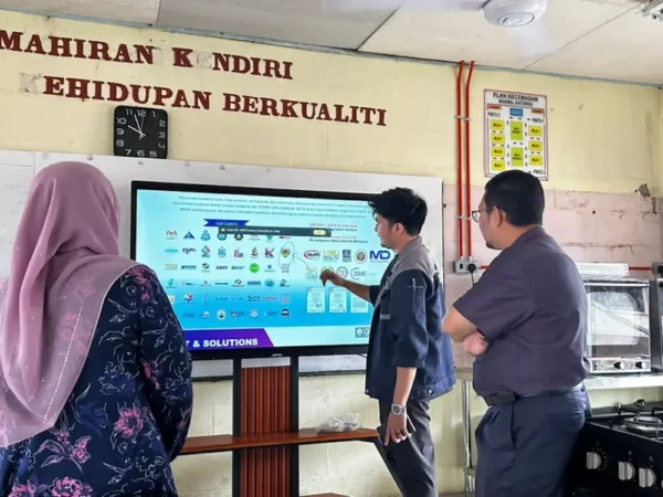 Team Arvia annotating directly on slides using Arvia Smartboard AI at SMK Tunku Abdul Malik