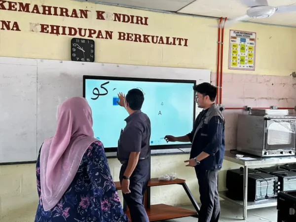 Cikgu at SMK Tunku Abdul Malik trying out Arvia Smartboard AI features