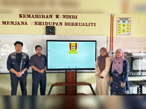 Team Arvia with teachers and staff at SMK Tunku Abdul Malik after Arvia Smartboard AI installation
