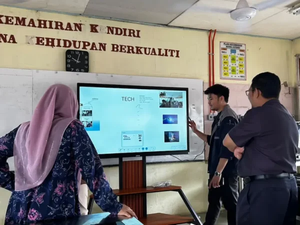 Team Arvia demonstrating OCR and drag and drop image search on Arvia Smartboard AI SMK Tunku Abdul Malik Arvia Board