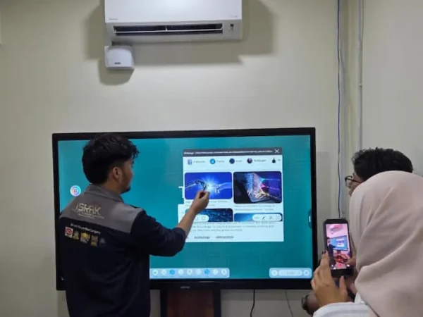 Arvia Smartboard AI Uji Teguh drag and drop image directly from Google to the board